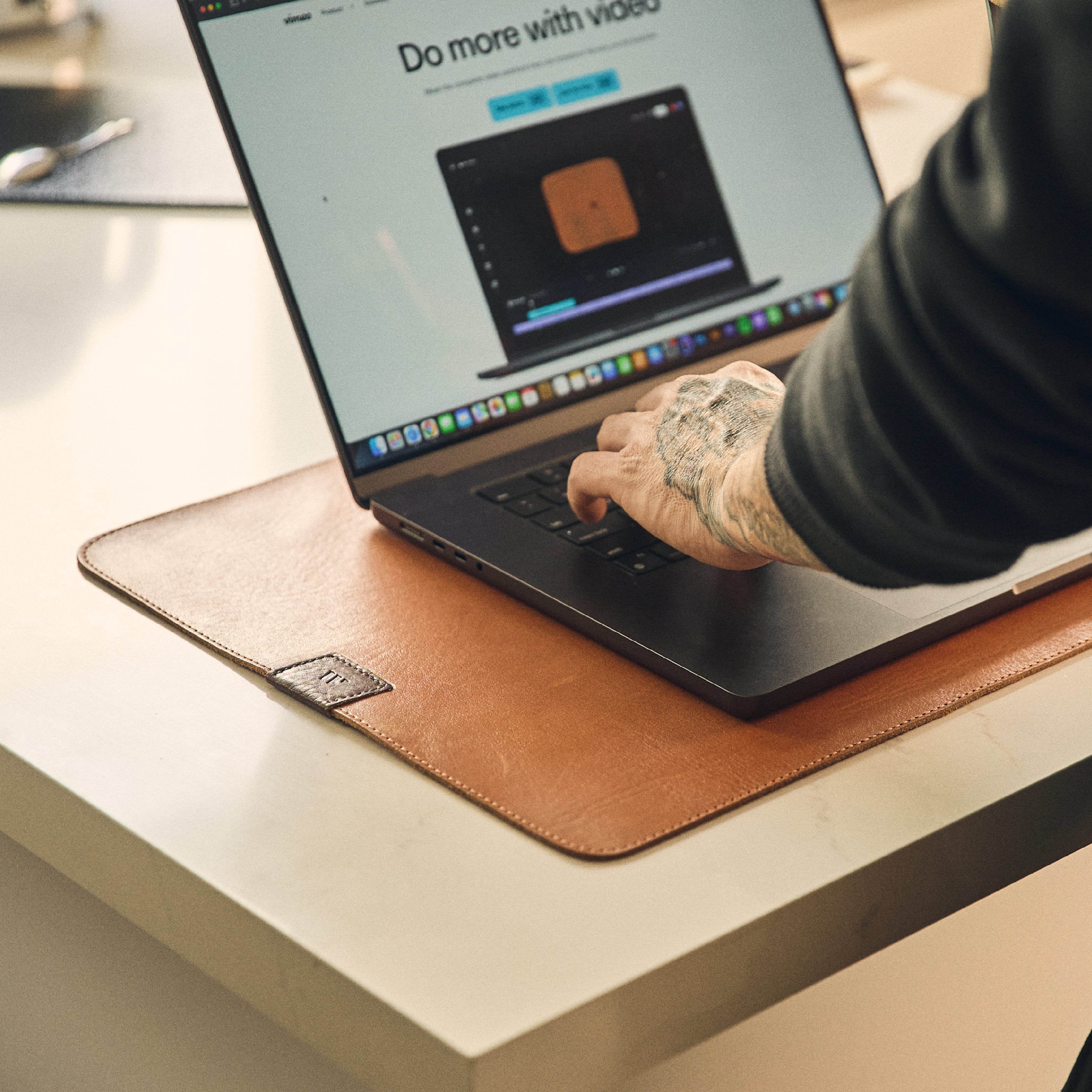 Walden® Laptop Mat de Cuero Genuino · Terra