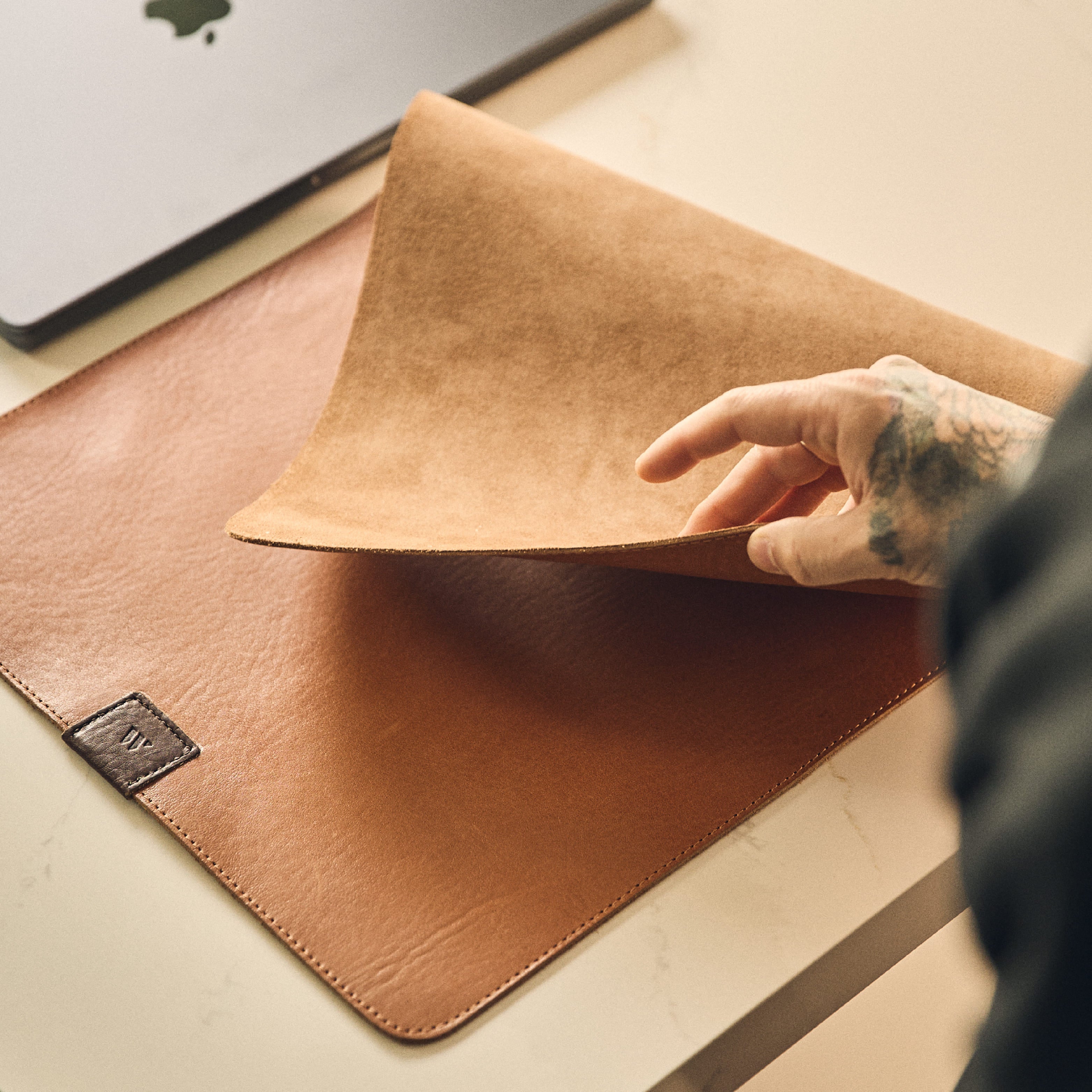 Walden® Laptop Mat de Cuero Genuino · Terra